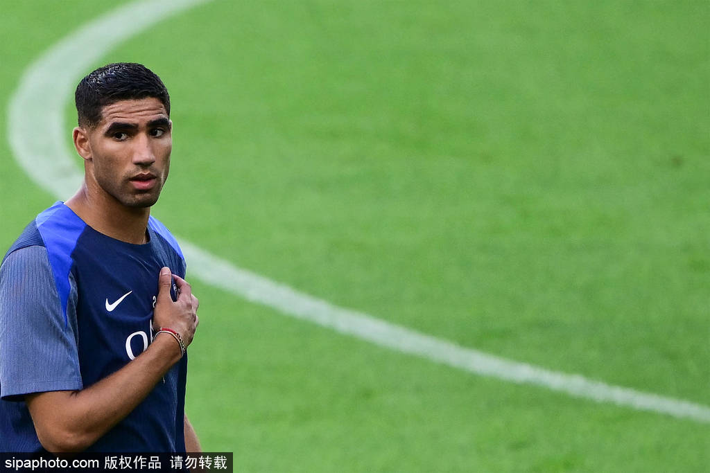 AYX爱游戏中国-巴黎圣日耳曼核心球员被曝转会传闻，引球迷热议，中心不是功能.-AYX爱游戏中国